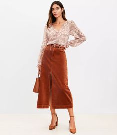 Midi Skirt With Boots Outfit, Corduroy Midi Skirt Outfit, Brown Corduroy Skirt Outfit, Corduroy Skirt Outfit Fall, Japan Fall Fashion, Long Corduroy Skirt, Rust Skirt, Corduroy Skirt Outfit, Classic Fall Style