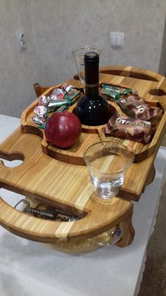 Винный столик Wooden Serving Tray, Turning Projects, Wooden Serving Trays, Wood Projects Furniture, Wood Turning Projects, Wine Box, Diy Wood Projects Furniture, Wooden Tray