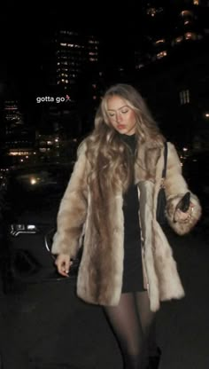 Mode Au Ski, Mode Gossip Girl, Fur Coat Outfit, Nyc Outfits, Maggie Lindemann, Taylor Momsen, Looks Street Style