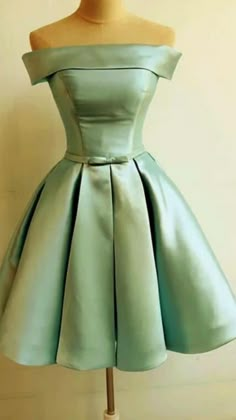 Damas Outfits Quinceanera, Sage Satin Dress, Damas Dresses For Quince, Dama Dresses For Quince, Homecoming Dresses Satin, Satin Hoco Dress, Simple Party Dress, Green Quinceanera Dresses