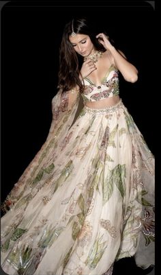 Lehenga Designs For Wedding, Fashion Fair Cosmetics, Ebony Fashion, Indian Outfits Modern, Indian Fits, Indian Dress Up, Mehndi Outfit, Indian Bridesmaid Dresses, Simple Lehenga