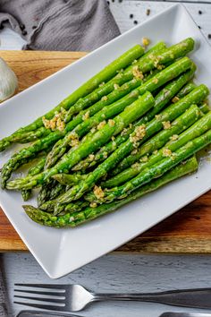 asparagus on a plate with garlic and seasoning