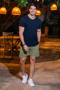 O Short:O short Urban é feito em sarja premium com elastano, em uma gramatura perfeita que por si só já entrega um caimento melhor no corpo.Aliado a isso desenvolvemo Ripped Jeans Outfit Casual, Men's Summer Outfit, Ripped Jeans Outfit, Outfits Con Jeans