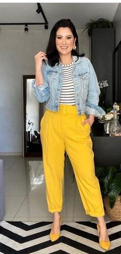 Outfits For Work Summer, Yellow Pants Outfit, Mode Ab 50, Colour Combinations Fashion, Outfits For Work, Yellow Pants, Summer Work Outfits, Elegante Casual, Fashion Hacks Clothes