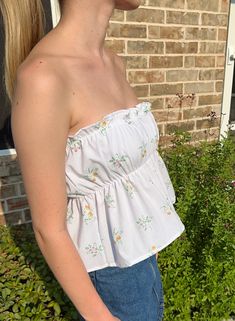 Get ready to turn heads in The Amelia Top! Made with love from 100% thrifted materials, this scrunch tube top features a playful mix of dainty pinstripes and floral bouquets. With an elasticized design, it's easily adjustable for a perfect fit. Size Guide: Size 4: Bust 33-36, Waist 27-30 Size 10: Bust 36-40, Waist 30-34 Spring Tube Top With Smocked Back, Spring Cotton Tube Top With Smocked Back, Fitted Tube Top With Smocked Back For Day Out, Casual Strapless Tops For Spring, Summer Top With Smocked Bodice For Garden Party, Summer Garden Party Top With Smocked Bodice, Summer Bandeau Top With Smocked Back, Sleeveless Tube Top With Smocked Back For Spring, Strapless Spring Tops With Smocked Bodice