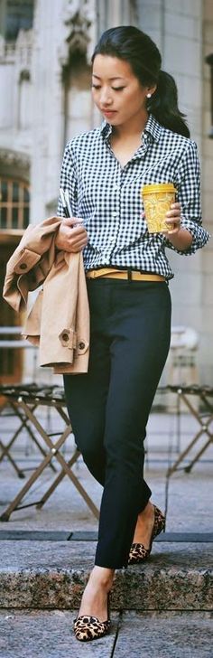 Stree style | Navy long sleeves top, floral midi skirt, navy heels Shoes Preppy, Buisness Casual, Mode Tips, Print Shoes, Autumn Street Style, Work Looks, Fall Street Style, Work Outfits Women