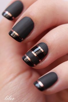 Nail Art Noir, Nail Art Blanc, Metallic Nail Art, Nagellack Trends, Matte Black Nails, Geometric Nail Art, Matte Nail Polish, Black Nail Art, Matte Nails Design