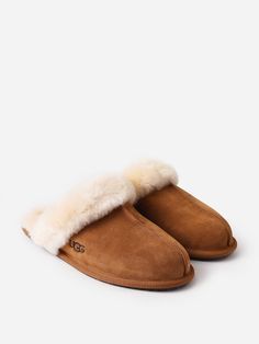 DESCRIPTION:Cozy slipper with an ultra-soft sheepskin lining.FEATURES:Round ToeSheepskin CollarSuede Upper17mm Sheepskin Lining & InsoleMolded Rubber OutsoleContains Real Fur from Sheep or Lamb100% Recycled Polyester Binding Saint Bernard, Real Fur, Chestnut, Sheep, Binding