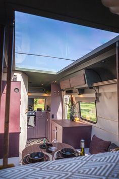 Gerenoveerde caravan met dakraam en luxe en stijlvolle uitstraling. Caravan Hacks, Small Toilet Design, Caravan Renovation, Bus House, Van Color, Van Life Diy, Vintage Caravan, Car Camper, Bus Life