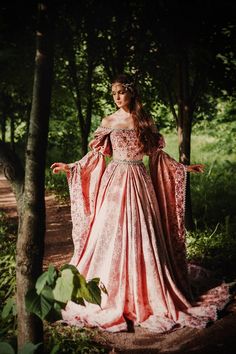 Medieval Dress Princess Gowns, Beautiful Medieval Dresses, Midevil Dress Princesses Aesthetic, Fancy Medieval Dresses, Medieval Formal Dress, Pink Elven Dress, Narnia Inspired Dresses, Elvish Dresses Fantasy Gowns, Narnia Dresses Inspiration