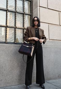 Crop Blazer Outfit, Cropped Blazer Outfit, Brittany Xavier, Houndstooth Pants, Crop Blazer, Weekly Outfits, Looks Street Style, Cropped Blazer, Black Trousers