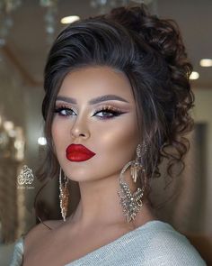 Dramatic Eye Makeup Brown Eyes, Quinceanera Makeup Ideas, Celebrity Wedding Hair, Quinceanera Makeup, Half Up Wedding Hair, Pageant Hair, Glam Bride