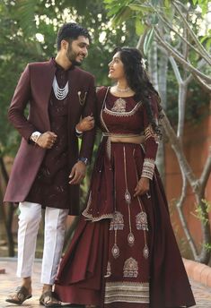 Couple Matching Wedding Dress, Engagement Mens Outfit Indian, Choli Couple Pose, Bride Groom Matching Outfits Indian, Couple Indowestern Outfits, Wine Colour Couple Outfit Indian, Indian Wedding Outfits For Groom, Couple Outfits Matching Traditional, Twining Outfits For Couples Indian