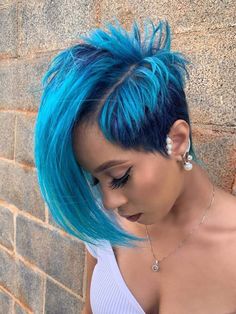 Short Hair Shaved Sides, Blue Hair Aesthetic, Black Hair Aesthetic, Mom Hair, Avant Garde Hair, Styles Ideas, Hair Aesthetic, Mom Hairstyles, Shaved Sides