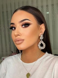 Make Up Ideas For Black Dress Night, Pageant Makeup For Brunettes Brown Eyes, Christening Makeup, Night Glam Makeup, Party Glam Makeup, Smokey Eye Wedding Makeup, Maternity Makeup, Makeup For Black Dress, Smokey Eye Glam