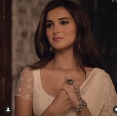 Celebrity In Traditional Wear, Tara Sutaria Traditional, Makeup On Saree, Tara Sutaria Aesthetic, Tara Sutaria Saree, Bollywood Makeup Looks, Indian Woman Aesthetic, Desi Makeup Looks, Saree Makeup Look