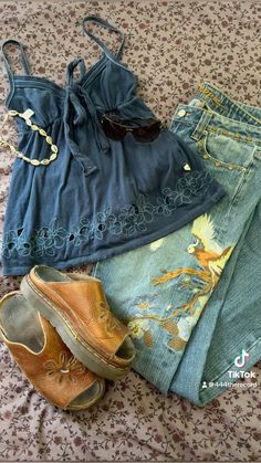 Flare Patchwork Jeans, Outfit To Go Thrifting, Vintage Babydoll Top, Cute Funky Outfits, Grunge Disney Outfits, Busch Gardens Outfit, Funky Clothes Aesthetic, Hollister Outfits Aesthetic, Babydoll Outfit Aesthetic