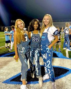 Cute Painted Jeans School Spirit, Hoco Jeans Painted Ideas, Painted Overalls Senior Year, Hoco Overalls Seniors, Senior Overalls Ideas, Overalls For School Spirit, Hoco Overalls, Hoco Spirt Jeans