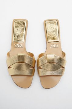 Gold Sandals Outfit, Classy Sandals, Gold Flat Sandals, Zara Flats, Zara Sandals, Gold Slides, Look Jean, Zara Gold, Slider Sandals