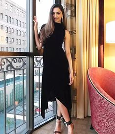 Dress Midi Elegant, Roland Mouret Dress, Dipika Padukone, Deepika Padukone Style, Night Style, Elegant Hair, Fashion Night, Black Party