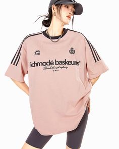 A T-shirt with a trendy sporty feel.

It has a simple yet eye-catching design.

An excellent item with an over-the-top silhouette that can be worn casually and looks fashionable.
◾️Model
Height/Weight：167cm(65.7in)/40kg(88.1lb)
Fitting Size：M





Cm
(inches)

Length
Chest
Sleeve Length


M
72(28.3)
114(44.8)
41(16.1)


L
74(29.1)
118(46.4)
42(16.5)


XL
76(29.9)
122(48.0)
43(16.9)


2XL
78(30.7)
126(49.6)
44(17.3) Retro Shorts, Feel It, Strike A Pose, Height And Weight, Sleeve Length, T Shirt, Design