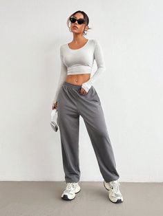 Crop Top Athleisure, Simple Gym Outfits For Women, Grey Yoga Pants Outfit Aesthetic, Bra And Sweatpants Outfit, Sport Aesthetic Outfit, Outfits Con Pants, Crop Top And Sweatpants Outfits, Outfits Con Pans, Top And Joggers Outfit