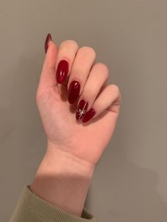 Red Christmas Nails Aesthetic, Christmas Nails Minimalist, Diy Nails Flowers, Edgy Christmas Nails, Christmas Nails Ideas, Christmas Nail Art Ideas, Asian Nails, Cute Christmas Nails