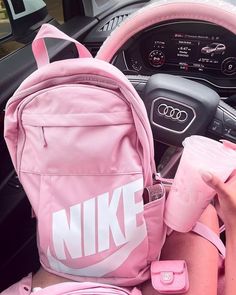 School Backpack Outfit, School Backpacks Highschool, Nike School Backpacks, Highschool Backpack, Pretty School Supplies, Nike Backpack, Stylish School Bags, My Backpack, Aesthetic Backpack