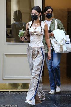 Hailey Rhode Baldwin, Bella Hadid Street Style, Walking Down The Street, Bella Hadid Outfits, Estilo Hippie, Bella Hadid Style, Hadid Style, Looks Street Style, Sarah Jessica Parker