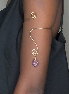 Handmade wire arm cuff Arm Band Aesthetic, Arm Cuffs Aesthetic, Arm Cuff Jewelry Black Women, Wire Wrapped Arm Cuff, Gold Wire Jewelry Diy, Arm Bands Jewellery, Brass Wire Jewelry, Arm Cuff Aesthetic, Arm Cuffs Jewelry