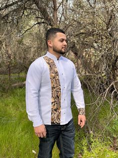 This Guayabera Shirt is a Traditional Mexican Shirt that never goes out of style. It is Stylish, Fresh and Comfortable. This Elegant Collared shirt is perfect for everyday use, Vacation and or any Special occasion. White Long sleeve with Gold embroidery Stripe detail and on one of the cuffs. - Made in Mexico  - Elegant Shirt We are not responsible for Stolen, late or Lost packages due to mail carriers. Message us if you have any questions.  * More Guayaberas styles Avaible click links to view. https://www.etsy.com/CositasBonitasByAri/listing/1429673383/guayabera-men-long-sleeve-mexican-shirt?utm_source=Copy&utm_medium=ListingManager&utm_campaign=Share&utm_term=so.lmsm&share_time=1677962341769 https://www.etsy.com/CositasBonitasByAri/listing/1416914002/guayabera-men-long-sleeve-mexican-shir Fitted Traditional Collared Shirt, Traditional Long Sleeve Wedding Shirt, Traditional Fitted Long Sleeve Shirt, Traditional Fitted Shirt With Buttons, Traditional White Button-up Shirt, Mexican Wedding Party, Traditional Mexican Shirts, Mexican Shirt, Mexican Shirts