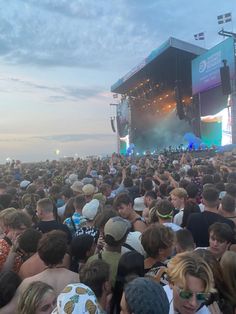 Coastal Clifftop Picnic: Scenic Di Summer In Cornwall, Boardmasters Aesthetic, Sundown Festival, British Summer Aesthetic, Cornwall Summer, British Festival, Festival Crowd, Beach Music Festival