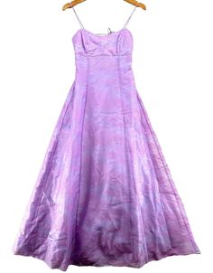 Robe de bal vintage de l'an 2000 Kiki, violette, scintillante, petite Excellent état d'occasion - Il y a quelques très petites fissures dans le matériau de revêtement. La robe a encore ses étiquettes de vente au détail d'origine et n'a jamais été portée ! Y2k Prom Dress, Y2k Prom, Purple Sparkle, Pink Sparkle, Dress Purple, Vintage Purple, Dress Clothes For Women, Purple Dress, Low Back