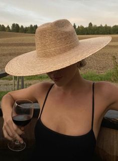 Vine Yard Outfits, Vinyard Wine Tasting Outfit Summer, Beach Outfit With Hat, Winery Tour Outfit, Boating Outfit Women, Napa Valley Outfit, Healthy Shiny Hair, Beauty And Lifestyle