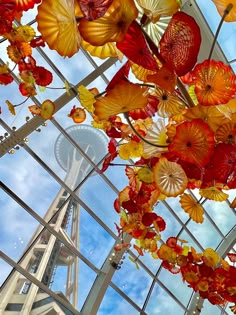 the glass flowers are hanging from the ceiling in the lobby at the space needle museum