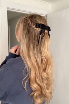 Prom Bow Hairstyle, Bow Prom Hair, Grad Hairstyles Straight Hair, Cute Blond Hairstyles, Cute Feminine Hairstyles, Cute Hair Bow Hairstyles, Hairstyle Ideas With Bow, Cute Pretty Hairstyles, Cute School Dance Hairstyles