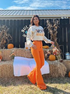 Orange Pants Outfit, Bell Bottom Jeans Outfit, Cowgirl Wedding, Jeans Outfit Fall, Orange Pants, Bell Bottom Pants, Judy Blue Jeans, Jeans Size Chart, Bell Bottom