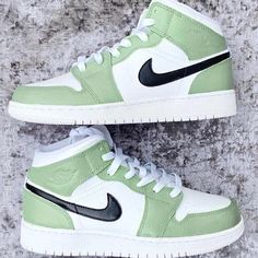 Sneakers Aesthetic, Cute Jordans, Custom Air Jordan 1, Trendy Shoes Sneakers, Nike Shoes Girls, Dr Shoes, Jordan Shoes Girls, All Nike Shoes