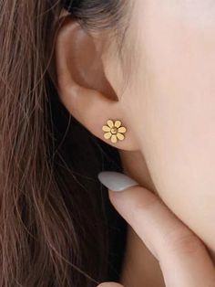 Gold Earrings Stud, Gold Earrings For Kids, Small Earrings Gold, Unique Gold Jewelry Designs, Simple Gold Earrings, Flower Earrings Gold, Gold Earrings Models, Pretty Jewelry Necklaces, Handmade Gold Jewellery