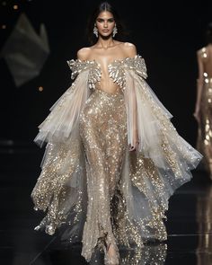 Met Gala Outfits Ideas, Met Gala Aesthetic, Met Gala Ideas, Acotar World, Gold Sparkle Dress, Sparkling Dresses, Vietnamese Wedding Dress, Fairy Ball, Vietnamese Wedding