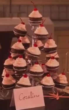 cupcakes are arranged in the shape of a christmas tree