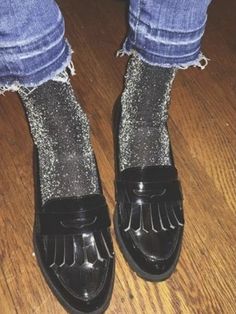 Loafers And Socks, How To Wear Loafers, Loafers With Socks, Socks Outfit, Glitter Socks, Mode Shoes, Loafers Outfit, Quoi Porter