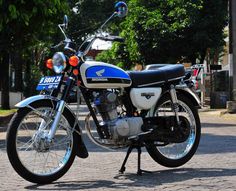 a blue and white motorcycle parked on the street