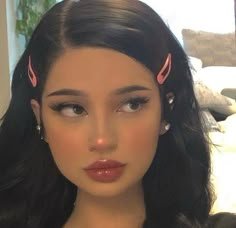 Princesa mal Soft Girl Makeup, Ideas De Maquillaje Natural, Soft Makeup Looks, Smink Inspiration, Cute Makeup Looks, Soft Makeup, School Looks, Grunge Hair, Prom Makeup