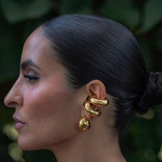 Upgrade your ear party game with this statement ear cuff! You can wear a single one or two on the same ear to create a statement, add texture and dimension. You can also choose to wear them on different ears and/or mix and match with other cuff earrings from our collection to create your unique style. The best part? No conch or helix piercing required to wear this babe -and they are waterproof, so they will last you a long time! Details Material: Stainless Steel dipped in 18k gold Waterproof and Earcuffs Earrings, Oversize Earrings, Big Gold Earrings, Big Earrings Gold, Ear Cuff Gold, Stud Drop Earrings, Small Drop Earrings, Ear Party, Freshwater Pearl Jewelry