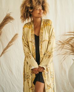 Our Short Kimono offers an easy, relaxed fit, combining comfort with understated elegance. Its fluid silhouette adds a touch of effortless charm to any outfit, making it a versatile piece for both casual days and special moments. Casual Beige Kimono For Loungewear, Oversized Open Front Spring Robe, Open Front Robe For Daywear In Spring, Flowy Long Sleeve Kimono For Day Out, Fall Kimono With Relaxed Fit For Loungewear, Spring Loungewear Robe Relaxed Fit, Spring Daywear Long Sleeve Robe, Oversized Open Front Top For Daywear, Fitted Kimono For Spring Loungewear