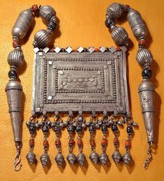 Huge Antique Yemen Bedouin Ethnic Silver Prayer Box W Dangles, Wedding Necklace #JewishMetalsmithsInYemen Antique Silver Jewelry Indian Necklaces, Silver Engraved Bracelet, African Beads Necklace, Kuchi Jewelry, Afghan Jewelry, Prayer Box, Jewish Jewelry, Antique Pendant, India Jewelry