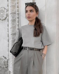 Mode Casual, Grey Outfit, Elegante Casual, Retro Mode, Virtual Fashion, Grey Pants, Work Outfits Women