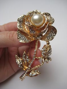 Large Statement Sparkle Vintage Goldtone Diamante & Imitation Pearl Rose Flower Brooch  Very good vintage condition considering age. See photos for more details.  Measures approx 8cm.Please note - all parcels are sent via standard shipping. If you require a tracked and signed postage please contact me before buying for a quote. Best wishes x Pearl Rose, Rosary Beads, Vintage Christmas Tree, Best Wishes, Wedding Themes, Flower Brooch, Vintage 1950s, Rose Flower, Vintage Silver