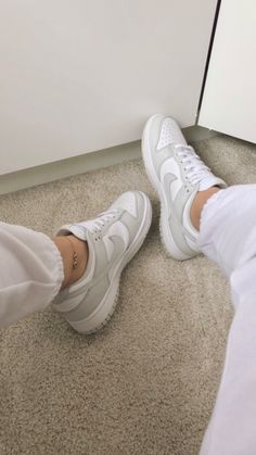 Womens Trainers Nike, Aesthetic Nike Sneakers, Outfit And Shoes Ideas, White Nikes Shoes, Cute Trendy Shoes Gym, Simple Nike Shoes, Cute Sneakers For Women Fashion, Womens Nike Shoes Outfit, Trendy Everyday Shoes